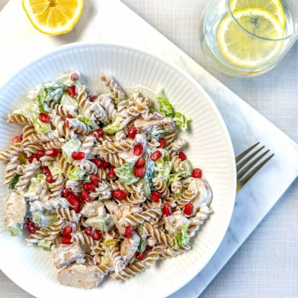 Pastasalat med granatæble