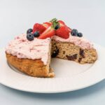 Grundkagebund med bærskum og chokolade..