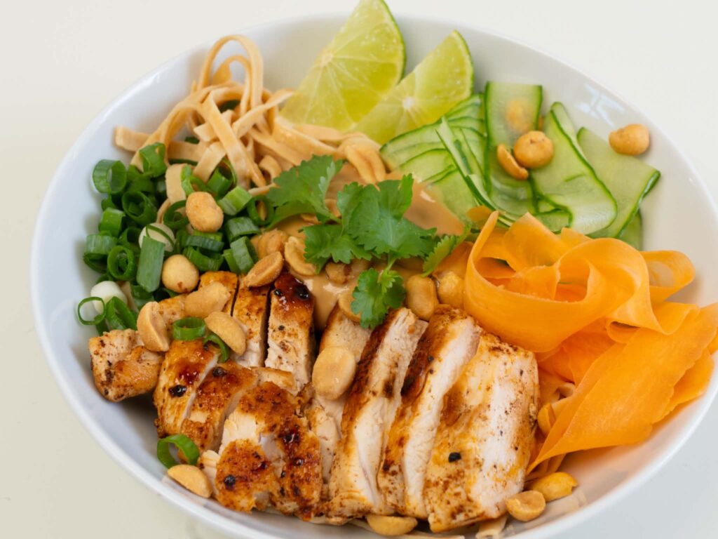 Cremet asiatisk noodle bowl med kylling