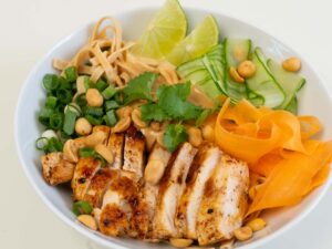Cremet asiatisk noodle bowl med kylling
