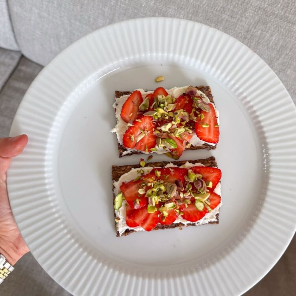 Knækbrød med jordbær & pistacie